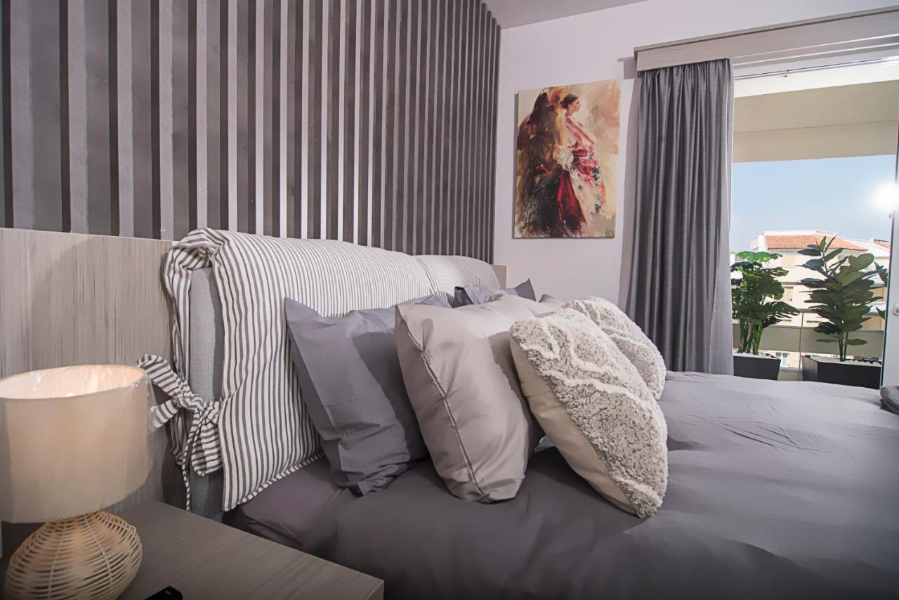 Urban Chic Luxury At The City Center Kalamata Esterno foto