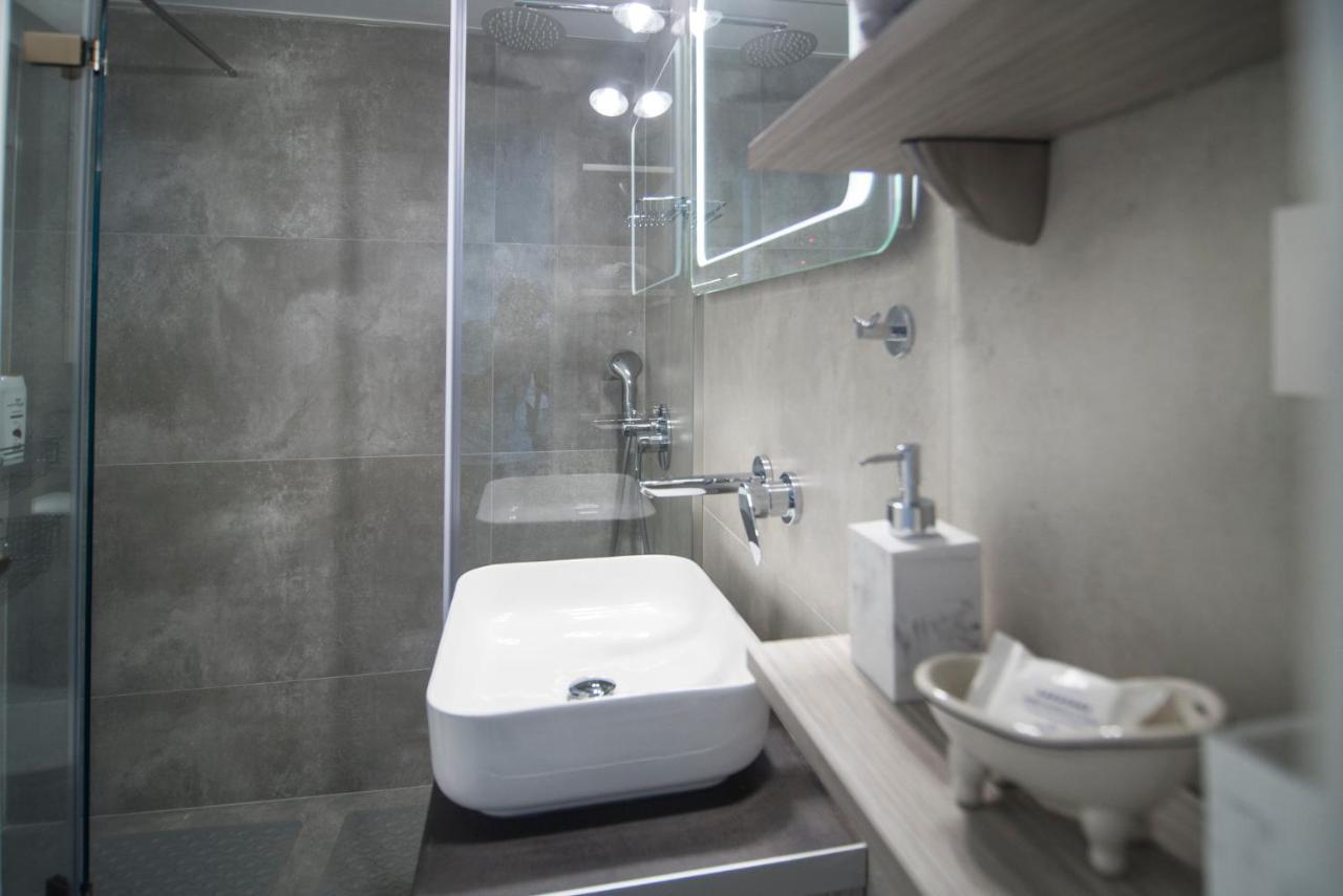 Urban Chic Luxury At The City Center Kalamata Esterno foto